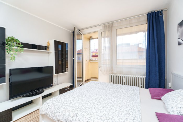 Furnished room with balcony in Prague 9 – Libeň in a shared apartment | Great access to the center