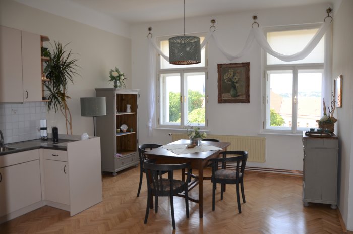 Stylish fully furnished 4-bedroom apartment (5+kk), 100 m², Prague 2 – I. P. Pavlova, suitable for a family or students