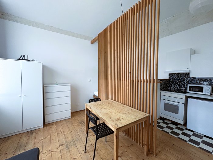 Pronájem zařízeného studia (1+kk) v přízemí – Praha 6, Pohořelec