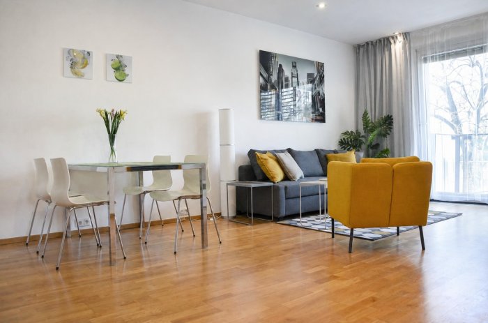 Moderní plně zařízený byt 2+kk s balkonem a garážovým stáním – rezidence Korunní dvůr, Praha 2