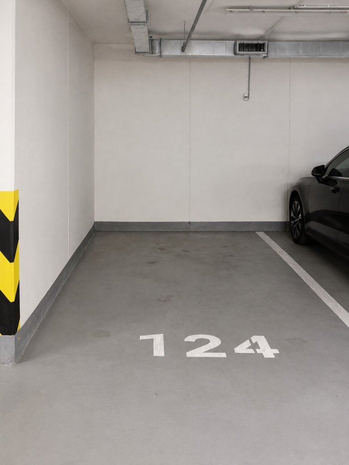 Garážové parkovací místo k pronájmu – Tesla Hloubětín, Poděbradská, Praha 9