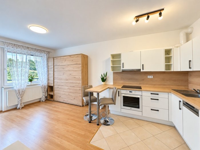 Pronájem vybaveného bytu 1+kk, 35 m², s balkonem a garážovým stáním  Praha 10
